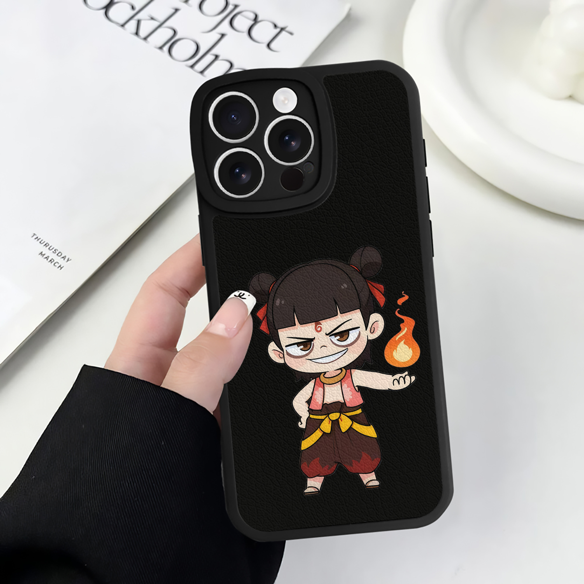 （画像用） Ne Zha 2 ナタ 魔童の大暴れ 【iPhone 16シリーズ対応】シリコンスマホケース（レザー調） 材質：シリコン
